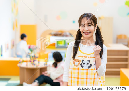 在托兒所工作的保育員 100172579
