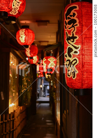 【大阪】浮世繪小路是一條充滿大正浪漫氣息的窄巷子。充滿昭和懷舊氣息的休閒空間。 【大阪】浮世繪小路是一條充滿大正浪漫氣息的窄巷子。充滿昭和懷舊氣息的休閒空間。 100173008