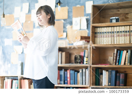 讀她最喜歡的書的少婦 100173359