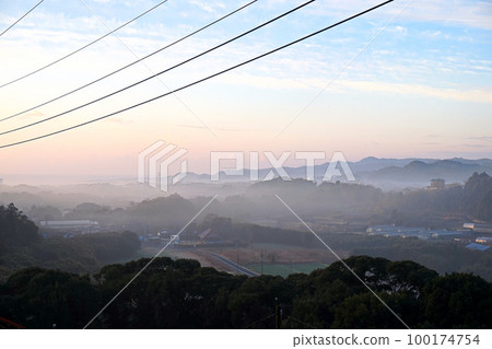 Chikura-cho, Minamiboso City in the morning mist [Chiba Prefecture] 100174754