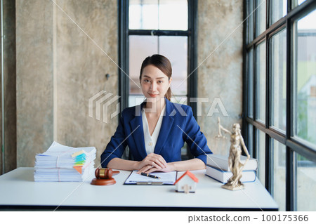 Law, Consultation, Agreement, Contract, Concept Attorney or Lawyer is sitting and accepting complaints from clients for home and land matters in court 100175366