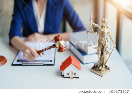 Law, Consultation, Agreement, Contract, Concept Attorney or Lawyer is sitting and accepting complaints from clients for home and land matters in court 100175367