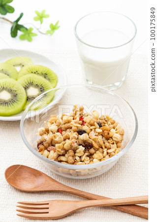 格蘭諾拉麥片和奇異果早餐 100175849