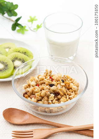 Granola and kiwifruit breakfast 100175850