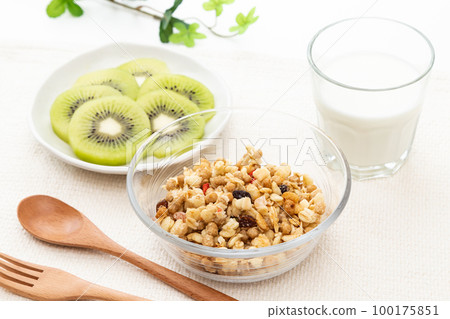 格蘭諾拉麥片和奇異果早餐 100175851