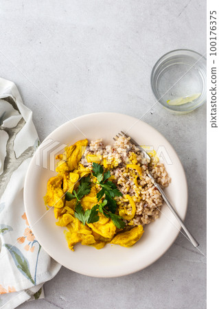 Healthy lunches with brown rice and chicken 100176375