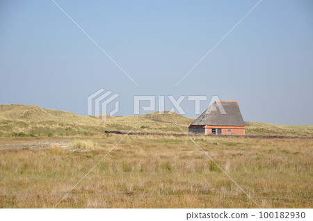建在荷蘭特塞爾島(Island of Texel)沙丘國家公園地區的綿羊庇護所平房 建在荷蘭特塞爾島(Island of Texel)沙丘國家公園地區的綿羊庇護所平房 100182930