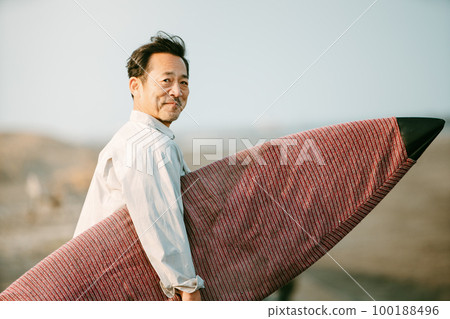 Japanese man in his 50s enjoying surfing 100188496
