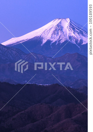 (Yamanashi Prefecture) Mt. Fuji at dawn seen from Mt. (Yamanashi Prefecture) Mt. Fuji at dawn seen from Mt. 100189593