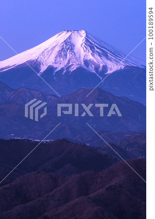 (Yamanashi Prefecture) Mt. Fuji at dawn seen from Mt. (Yamanashi Prefecture) Mt. Fuji at dawn seen from Mt. 100189594