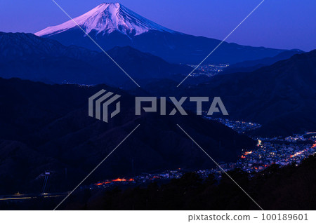 (Yamanashi Prefecture) Mt. Fuji at dawn seen from Mt. (Yamanashi Prefecture) Mt. Fuji at dawn seen from Mt. 100189601