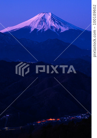 (Yamanashi Prefecture) Mt. Fuji at dawn seen from Mt. (Yamanashi Prefecture) Mt. Fuji at dawn seen from Mt. 100189602