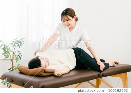 A woman who is a physiotherapist, masseuse, and therapist who corrects the pelvis at an osteopathic clinic 100192992