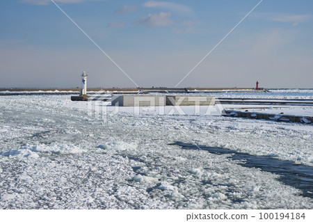 從船上看到的網走港的北海道流冰 100194184