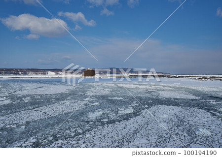 從船上看到的網走港的北海道流冰和帽子岩 100194190