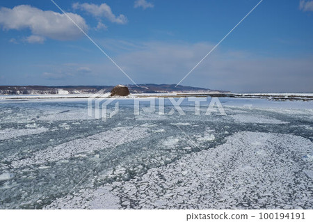 從船上看到的網走港的北海道流冰和帽子岩 100194191