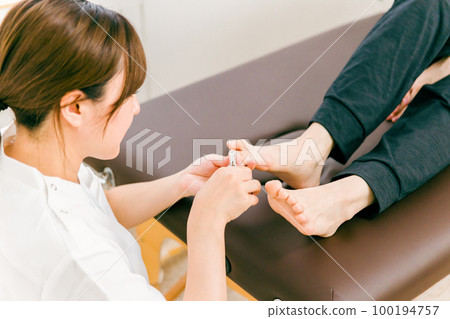 一位穿白大衣的女士治療嵌甲(指甲剪) 一位穿白大衣的女士治療嵌甲(指甲剪) 100194757