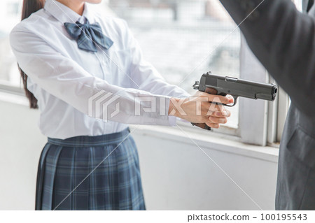 A high school girl who sticks out a handgun / pistol to a man (injury, self-defense, crime, intimidation,) 100195543