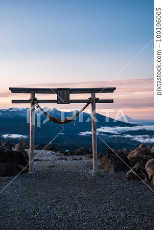 Dawn of Kurumayama (View of Yatsugatake and Mt. Fuji from Kurumayama Shrine) Dawn of Kurumayama (View of Yatsugatake and Mt. Fuji from Kurumayama Shrine) 100196005