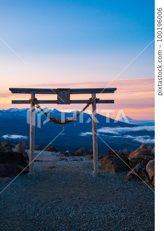 Dawn of Kurumayama (View of Yatsugatake and Mt. Fuji from Kurumayama Shrine) Dawn of Kurumayama (View of Yatsugatake and Mt. Fuji from Kurumayama Shrine) 100196006