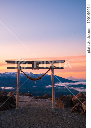 Dawn of Kurumayama (View of Yatsugatake and Mt. Fuji from Kurumayama Shrine) Dawn of Kurumayama (View of Yatsugatake and Mt. Fuji from Kurumayama Shrine) 100196014