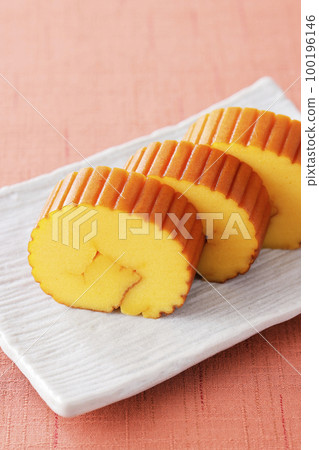 放在粉紅色背景布上的 Datemaki tamago 100196146