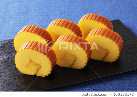Datemaki tamago placed on a blue background cloth 100196178