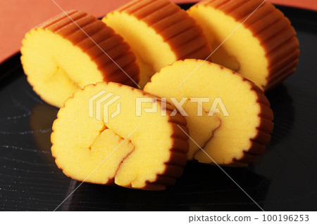 黑色托盤上的伊達卷玉子 100196253