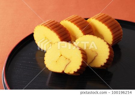 黑色托盤上的伊達卷玉子 100196254