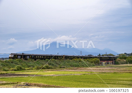 JR Kyushu Seven Stars running on the Kitto Line 100197325