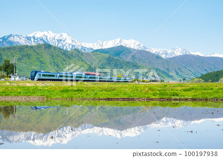 從大町市看到的北阿爾卑斯、後立山連峰和特急梓（5月） 100197938