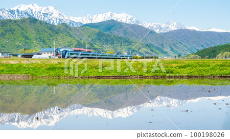從大町市看到的北阿爾卑斯、後立山連峰和特急梓（5月） 100198026