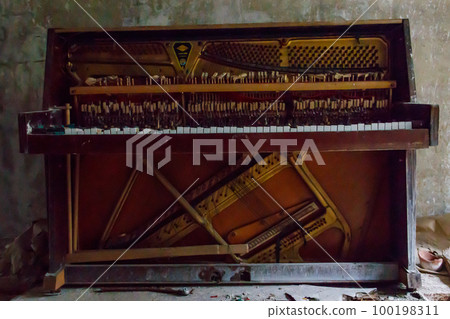 Old piano in abandoned apartment in the ghost town Pripyat in Chernobyl Exclusion Zone, Ukraine 100198311