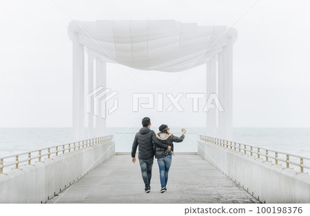Couple travel and relaxation at Marine parade viewing platform in Napier town, New Zealand. 100198376
