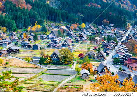 秋天的白川鄉，從荻町城蹟的瞭望台眺望 100199234