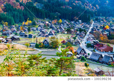 秋天的白川鄉，從荻町城蹟的瞭望台眺望 100199236