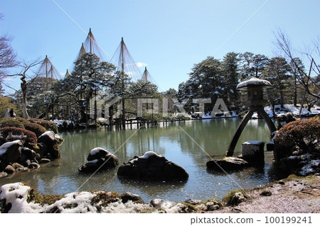 Snow and Blue Sky Kenrokuen Kotoji Lanterns and Yukitsuri, Kanazawa City, Ishikawa Prefecture, Hokuriku Snow and Blue Sky Kenrokuen Kotoji Lanterns and Yukitsuri, Kanazawa City, Ishikawa Prefecture, Hokuriku 100199241