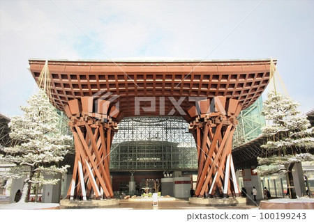 Snow and Blue Sky Kanazawa Station Tsuzumimon Kanazawa City Ishikawa Prefecture Hokuriku 100199243