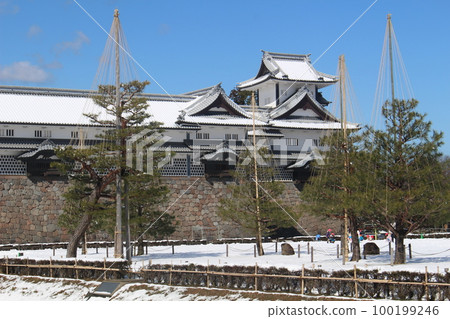 有雪和藍天的金澤城公園 金澤城 Hishiyagura 金澤市 石川縣 北陸 100199246