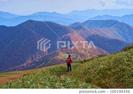 View of climbers, Mt. Daigenta and Mt. Mikuni from the southern ridgeline of Mt. 100199348