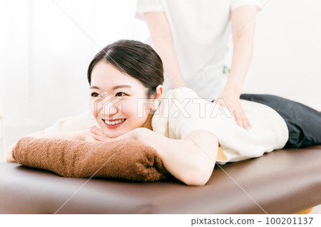 A woman who is a physiotherapist, masseuse, or therapist massaging her waist at an osteopathic clinic (back pain) A woman who is a physiotherapist, masseuse, or therapist massaging her waist at an osteopathic clinic (back pain) 100201137