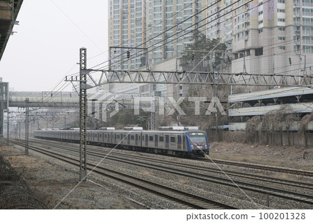 行駛在首爾郊外的通勤列車 行駛在首爾郊外的通勤列車 100201328