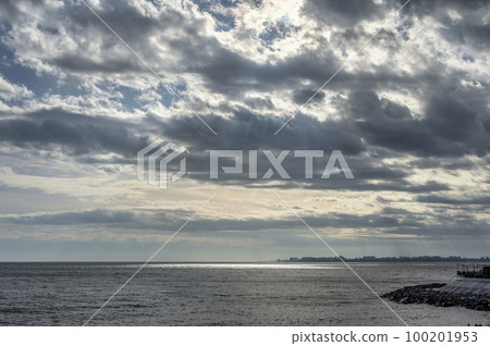 Gloomy clouds in the sky over the sea 100201953