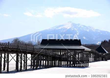 Tsuru-no-Mai Bridge overlooking Mt. Iwaki and the snowscape of Lake Tsugaru Fujimi 100202381
