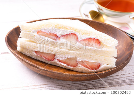 Strawberry and banana fruit sandwich Strawberry and banana fruit sandwich 100202493