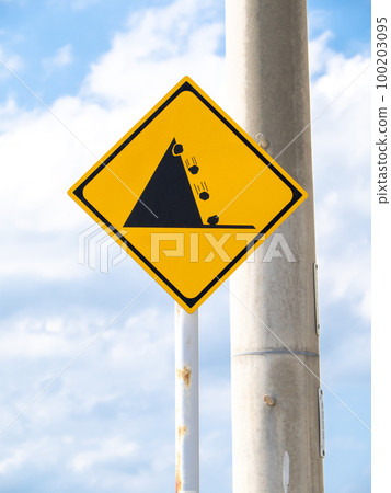 道路標誌（警告標誌）“有落石的危險。” 100203095