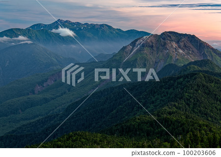 從西保山莊附近的北阿爾卑斯山看到的餘輝中的燒山和乘鞍山 從西保山莊附近的北阿爾卑斯山看到的餘輝中的燒山和乘鞍山 100203606