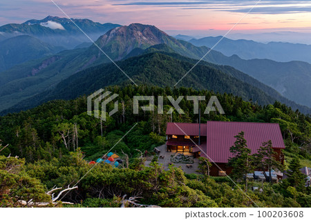 黃昏的北阿爾卑斯、西保山莊和燒岳、乘鞍山 100203608