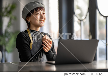 grin, grinning, smiling 100204219