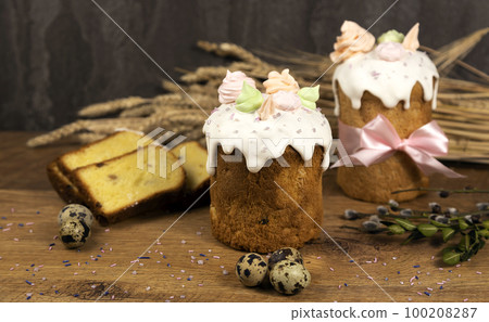Paska and slices of paska on the background of ears of wheat and quail eggs. 100208287